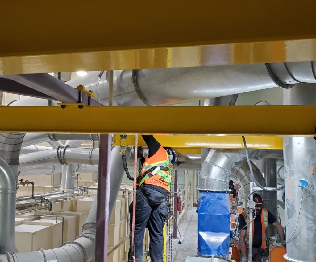 Installation de poutre de levage pour équipement